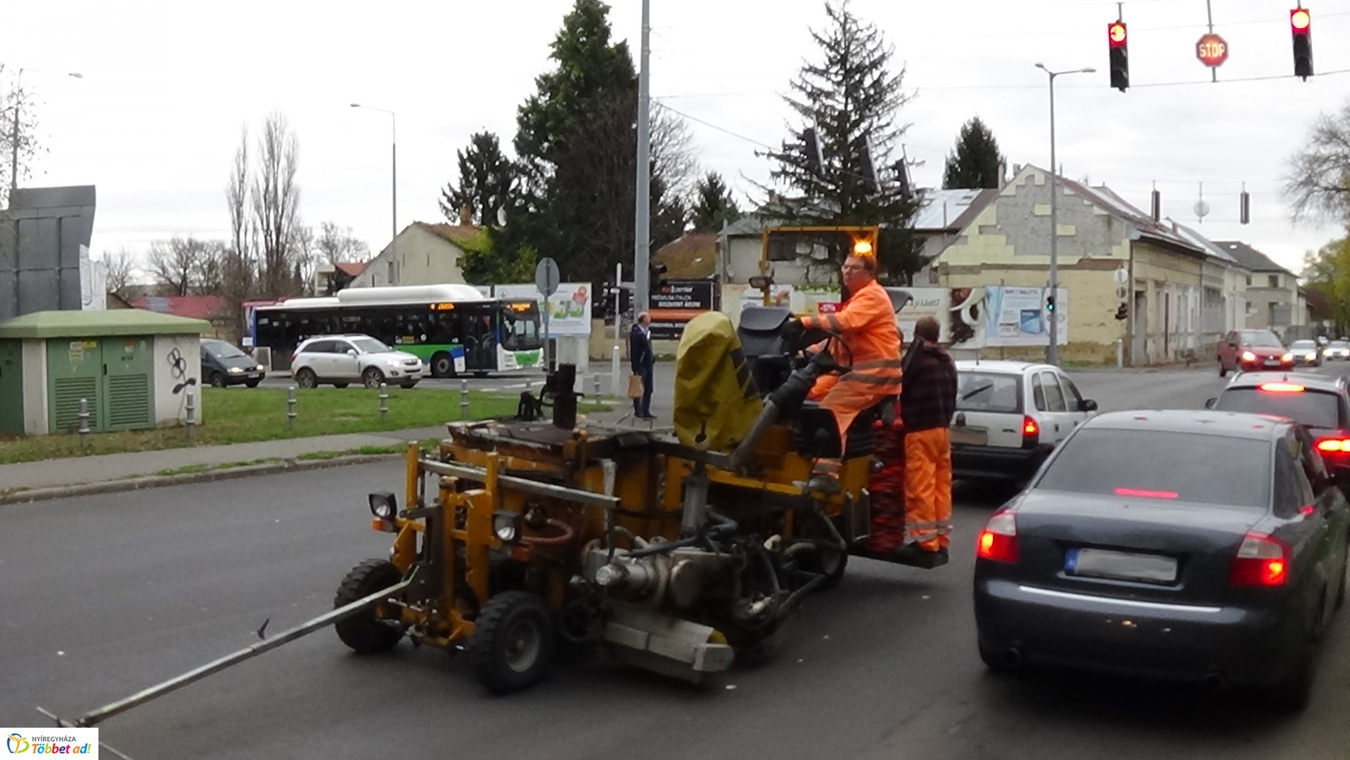 Útburkolati jelek festését végzik a Bocskai utcán