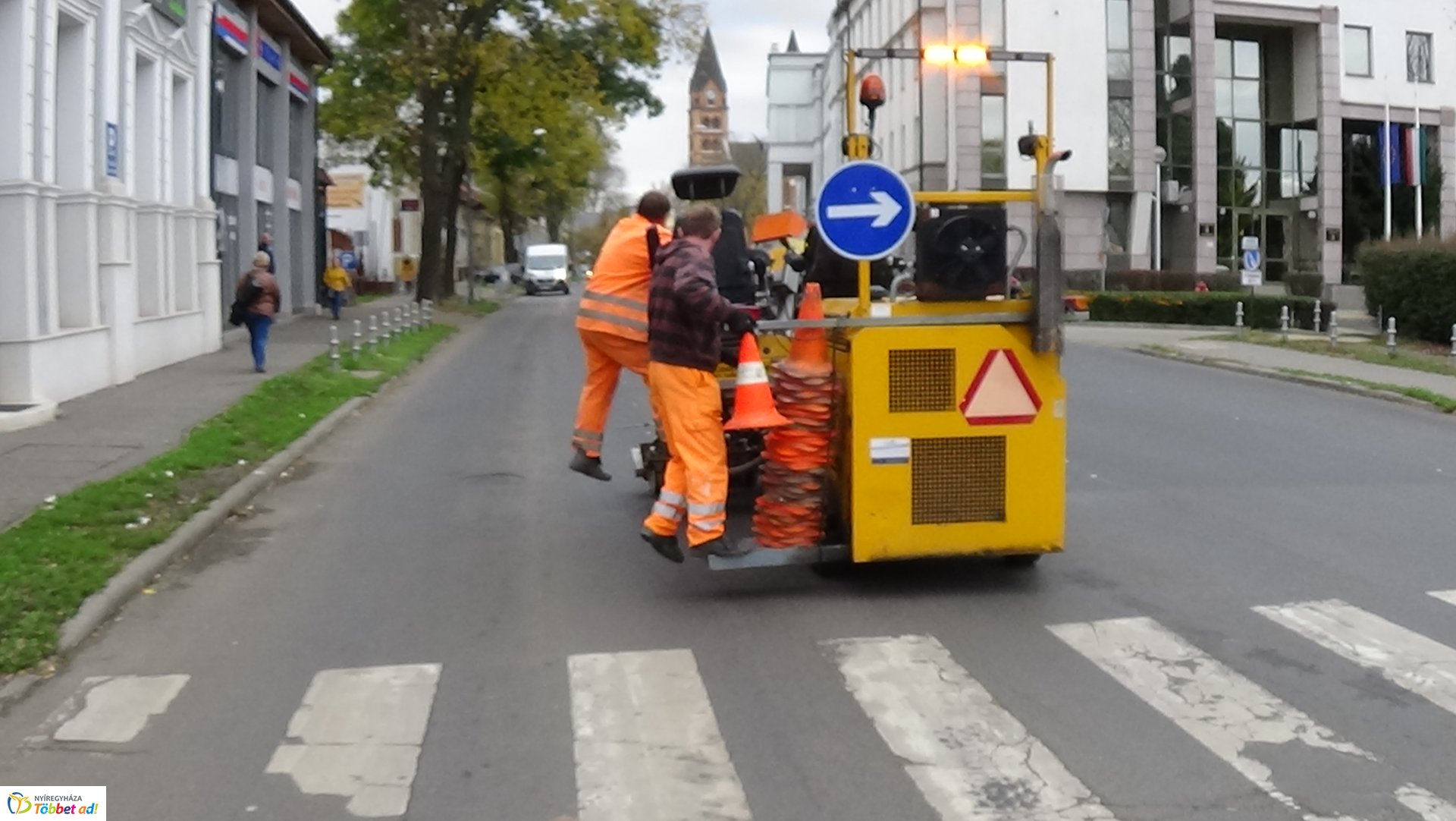 Útburkolati jelek festését végzik a Bocskai utcán