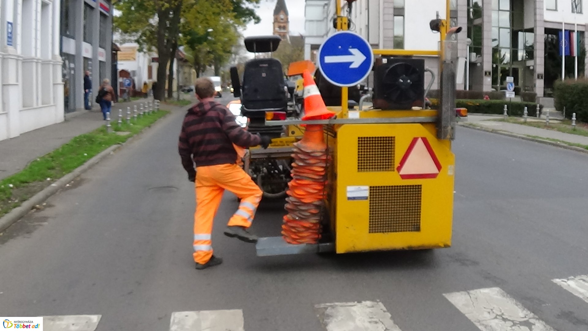 Útburkolati jelek festését végzik a Bocskai utcán