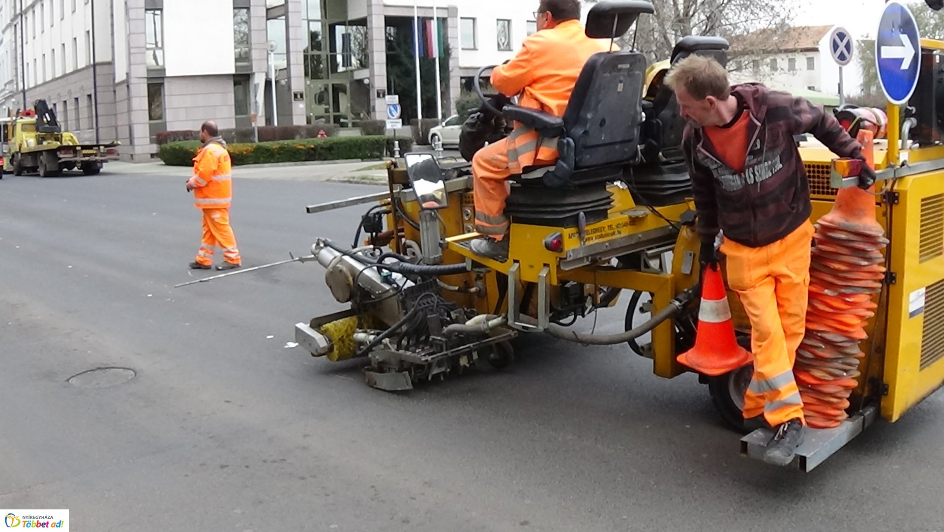 Útburkolati jelek festését végzik a Bocskai utcán