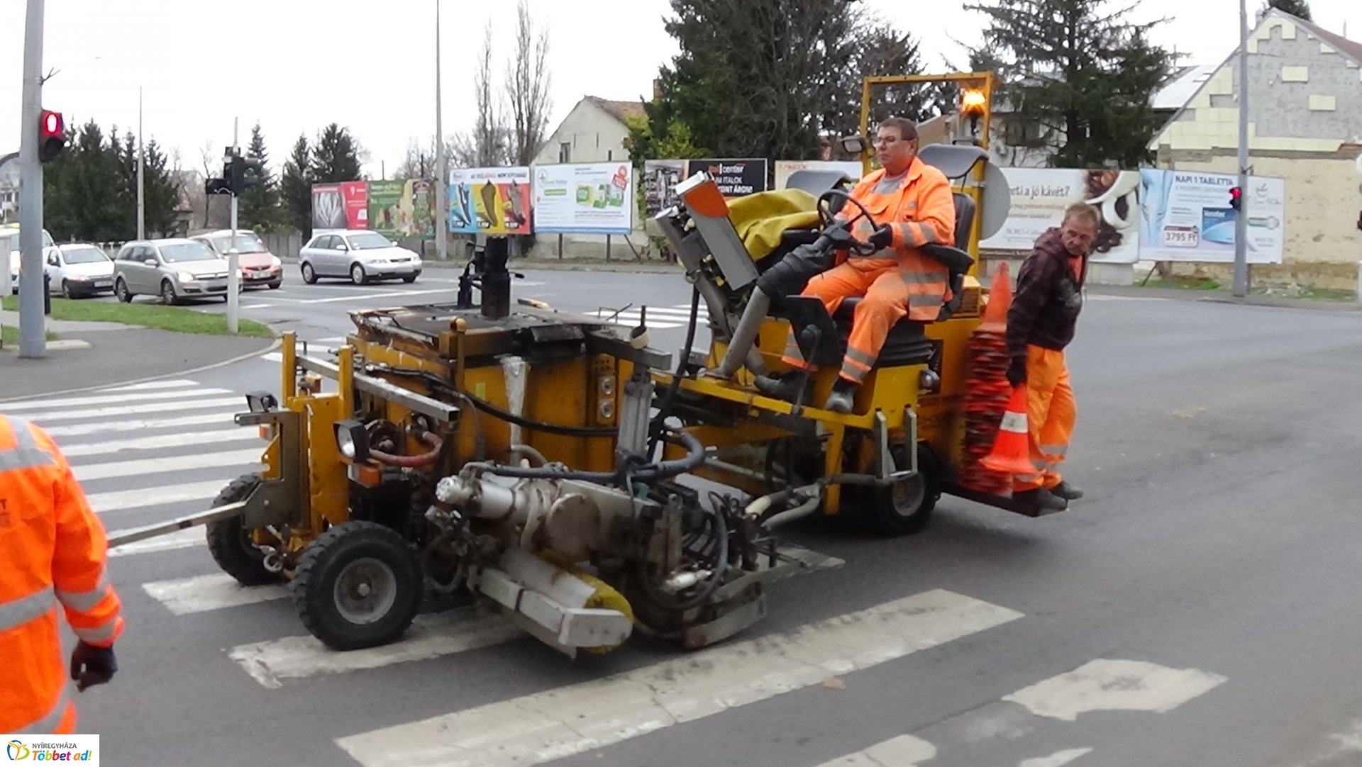 Útburkolati jelek festését végzik a Bocskai utcán