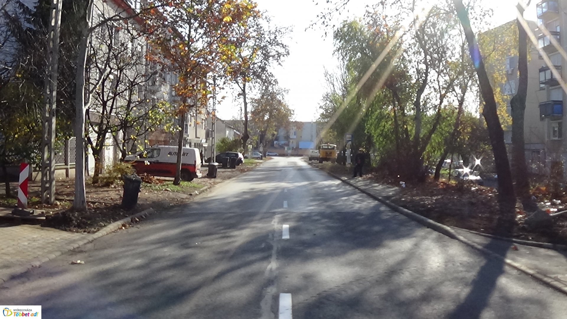 Útburkolati jelek festését végzik a Szarvas utcán