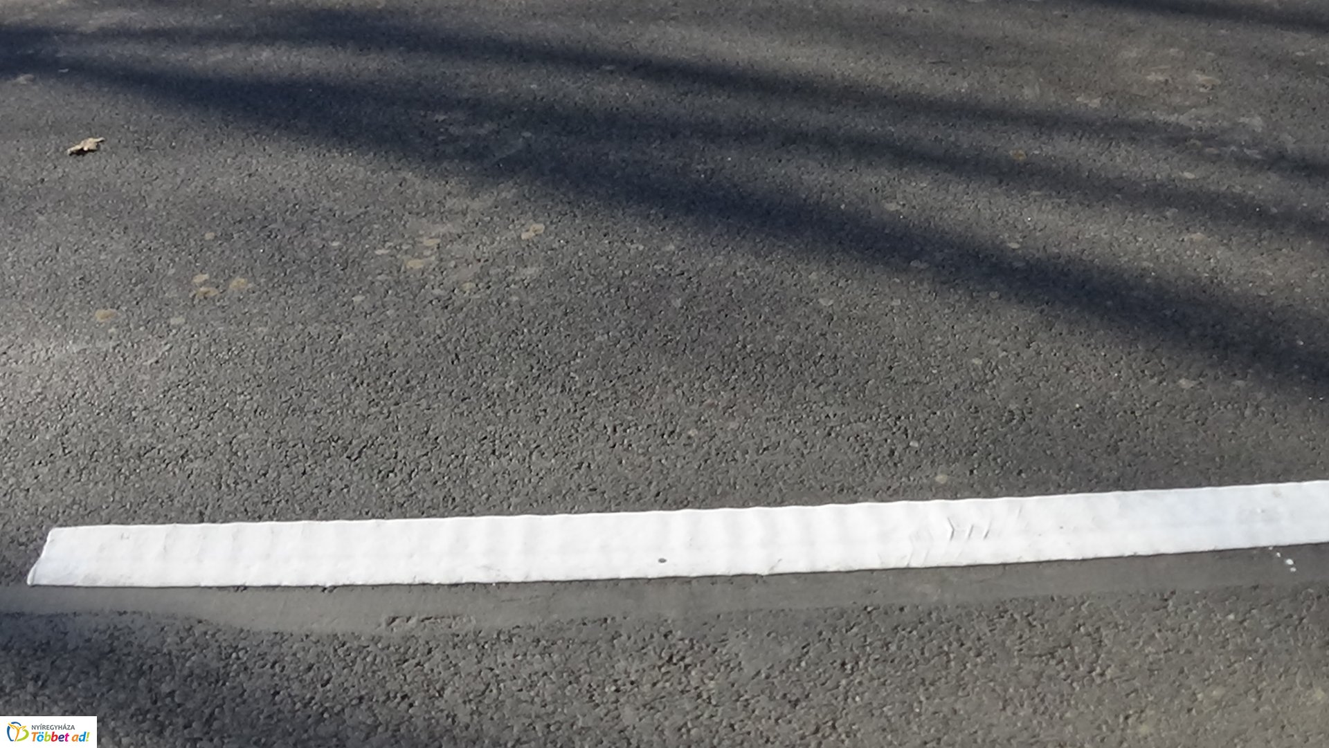 Útburkolati jelek festését végzik a Szarvas utcán