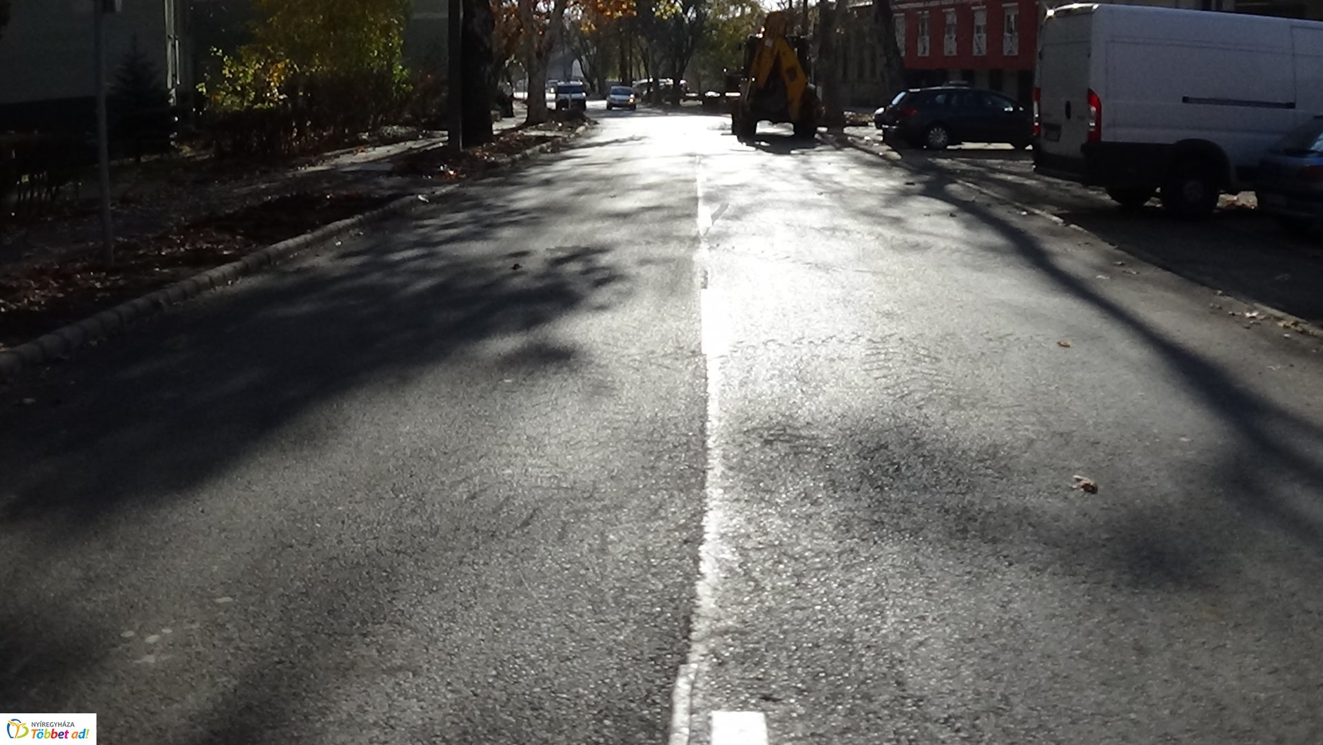 Útburkolati jelek festését végzik a Szarvas utcán