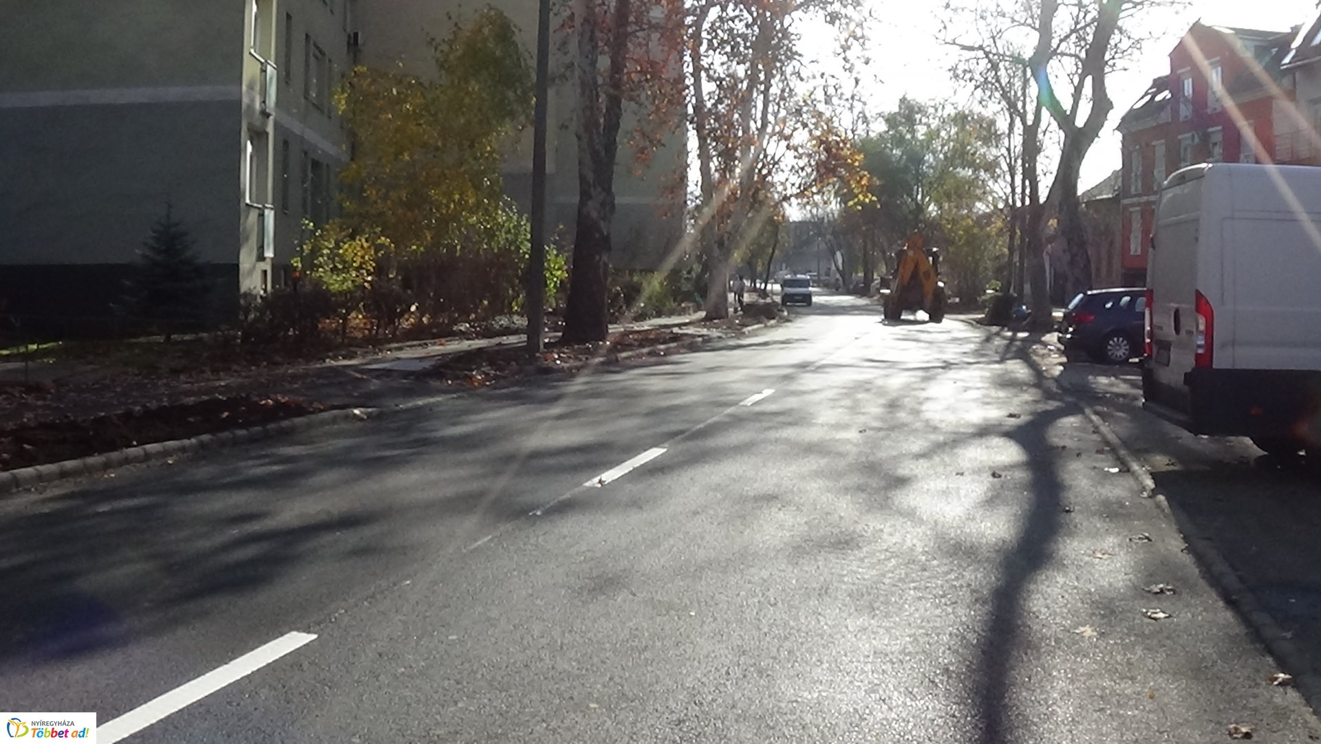 Útburkolati jelek festését végzik a Szarvas utcán