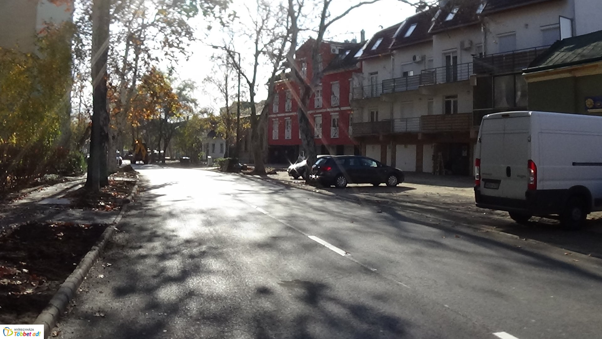 Útburkolati jelek festését végzik a Szarvas utcán