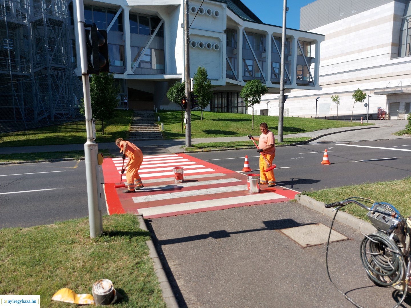 Útburkolati jeleket festettek