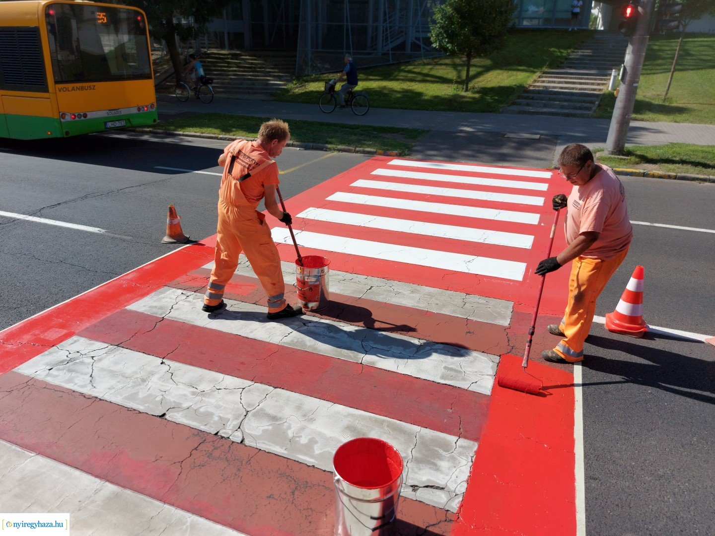 Útburkolati jeleket festettek