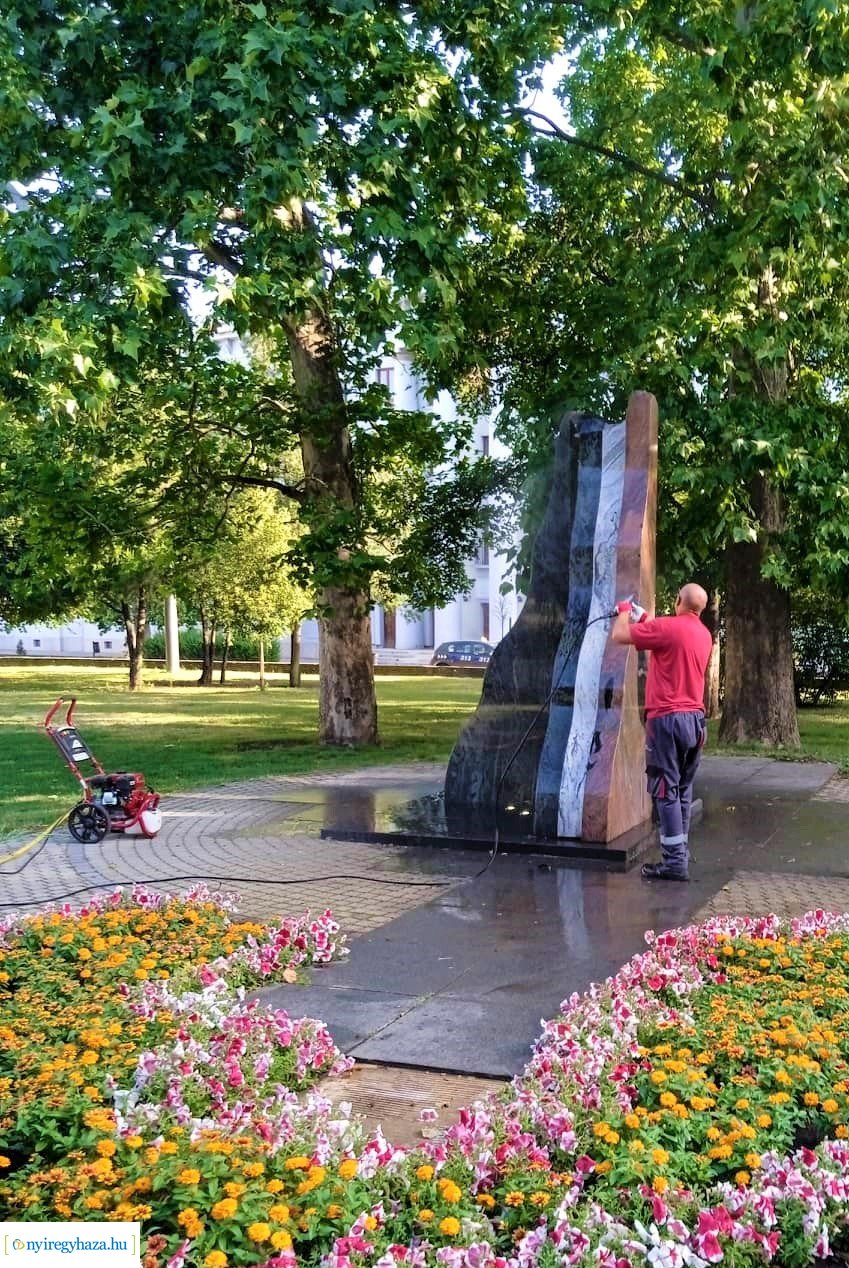 Utcabútorok, szobrok tisztítása