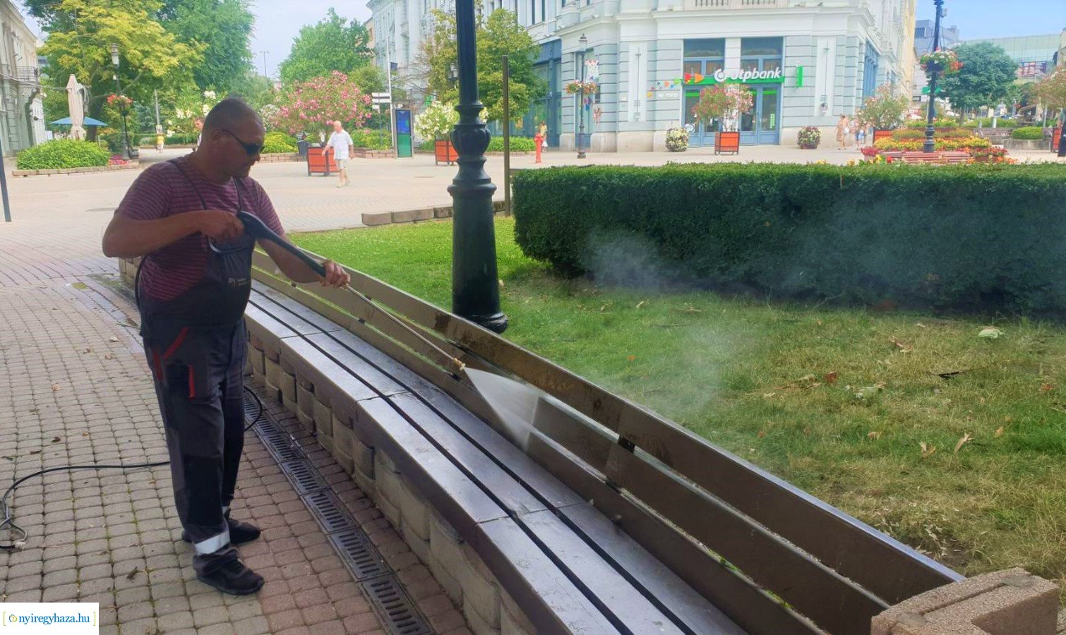 Utcabútorok, szobrok tisztítása