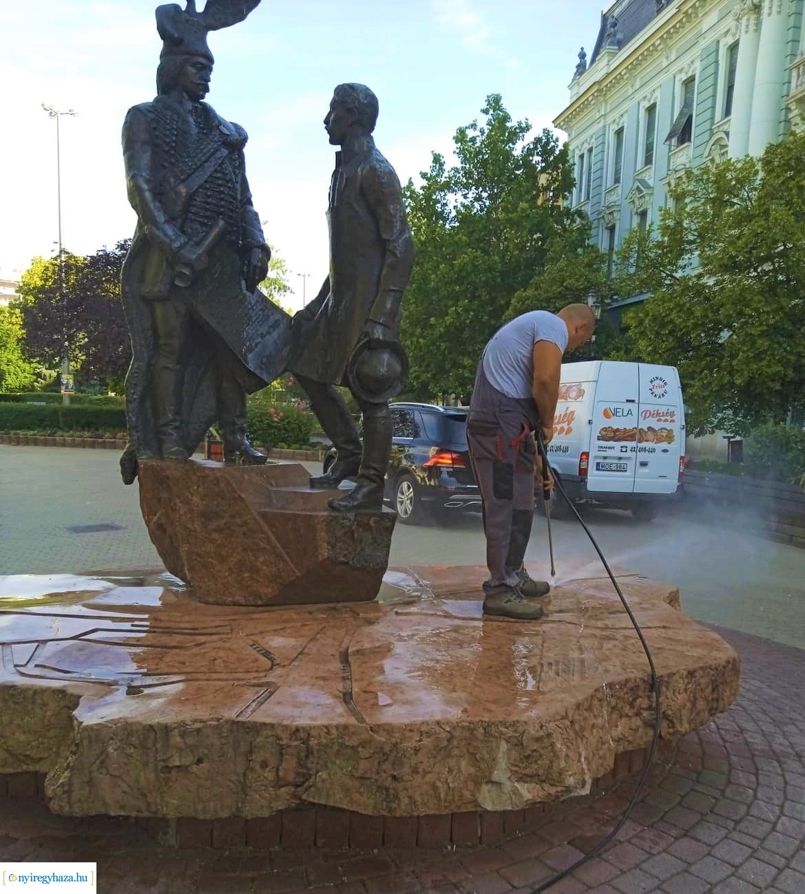 Utcabútorok, szobrok tisztítása