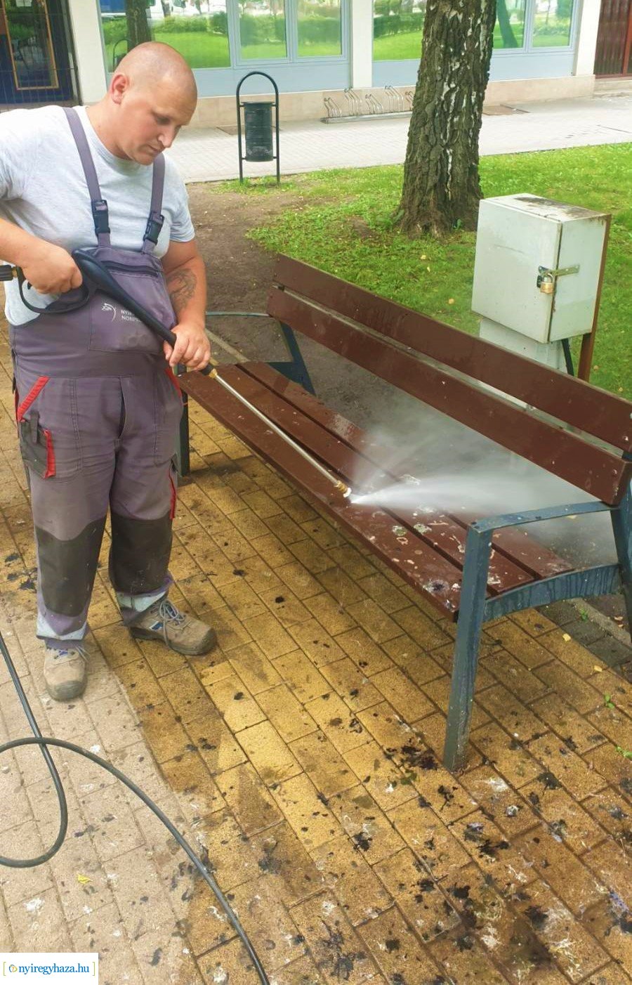 Utcabútorok, szobrok tisztítása