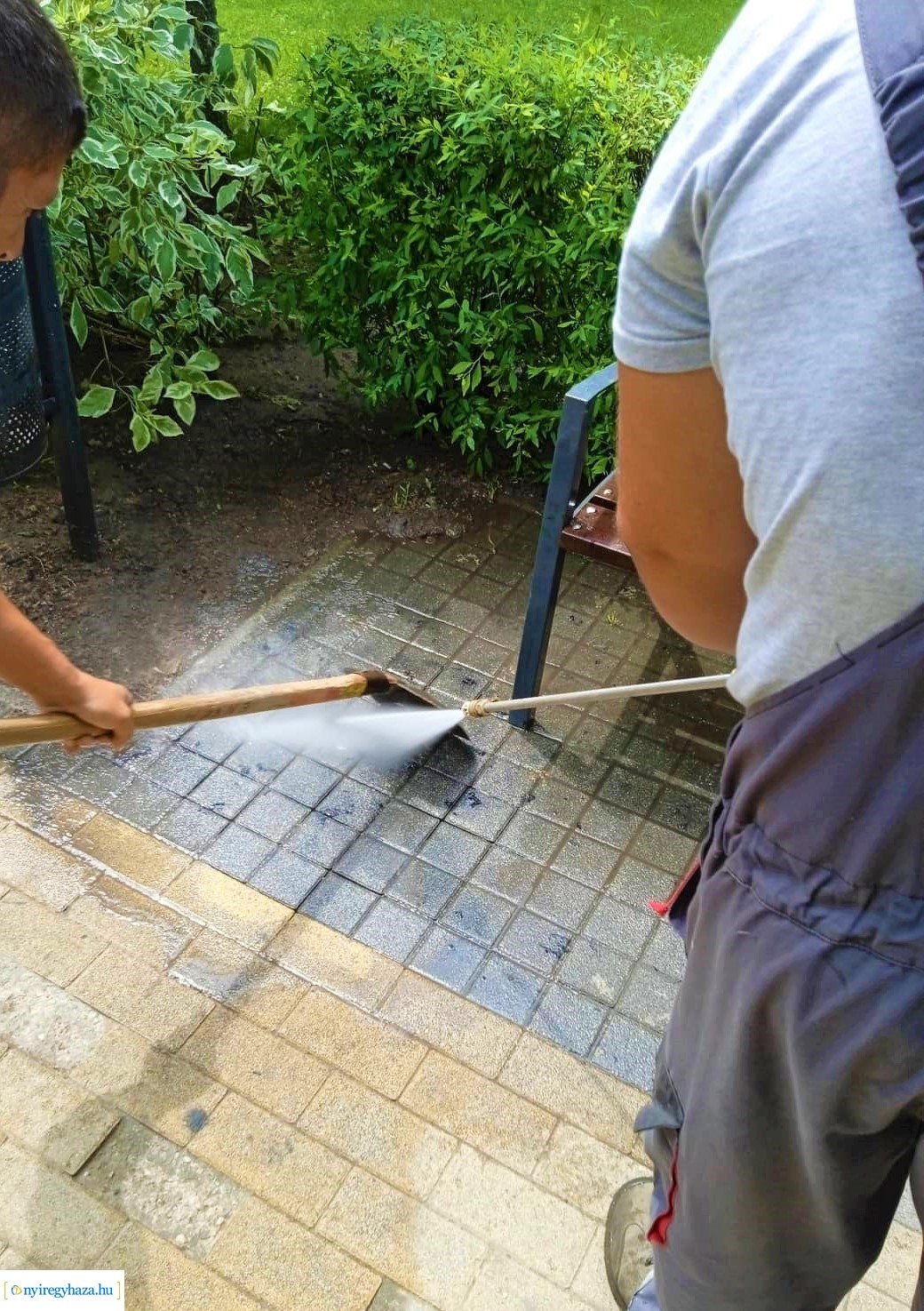 Utcabútorok, szobrok tisztítása