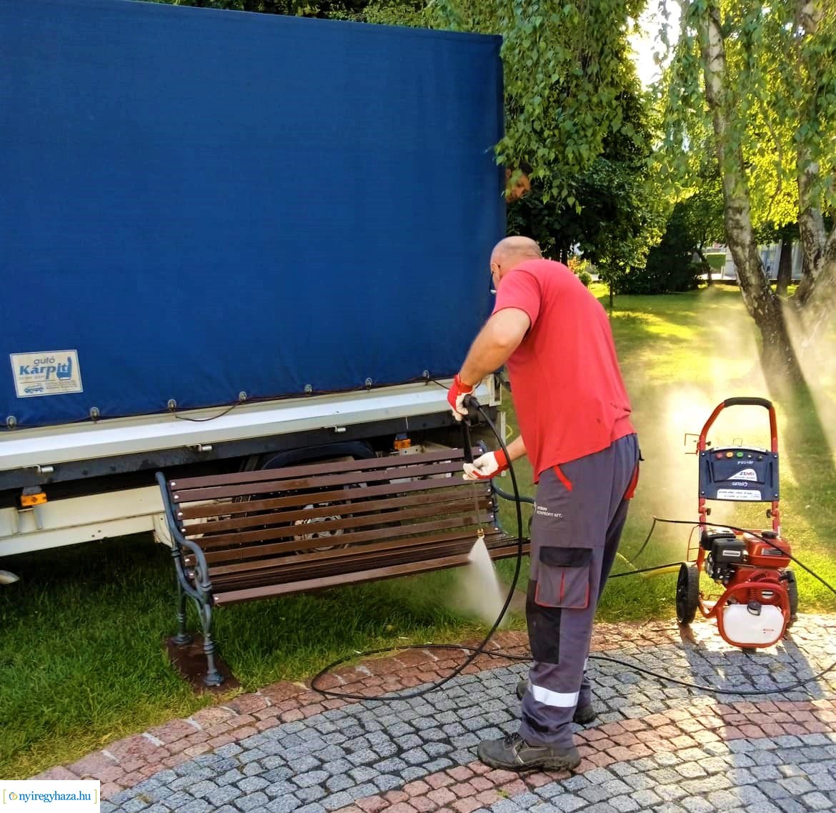 Utcabútorok, szobrok tisztítása