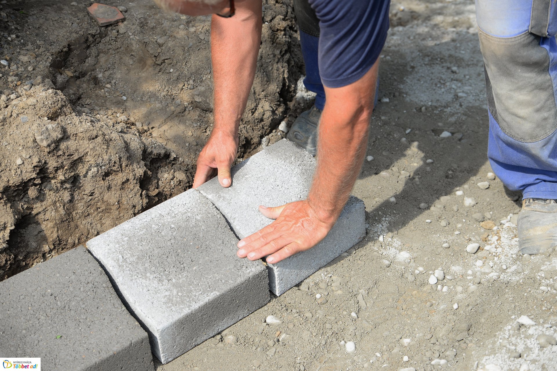 Útépítés a Borostyán utcán