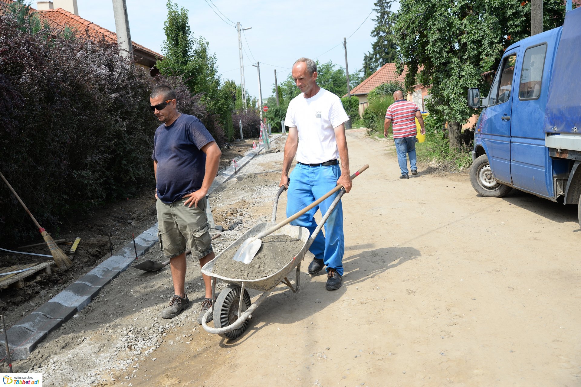 Útépítés a Borostyán utcán