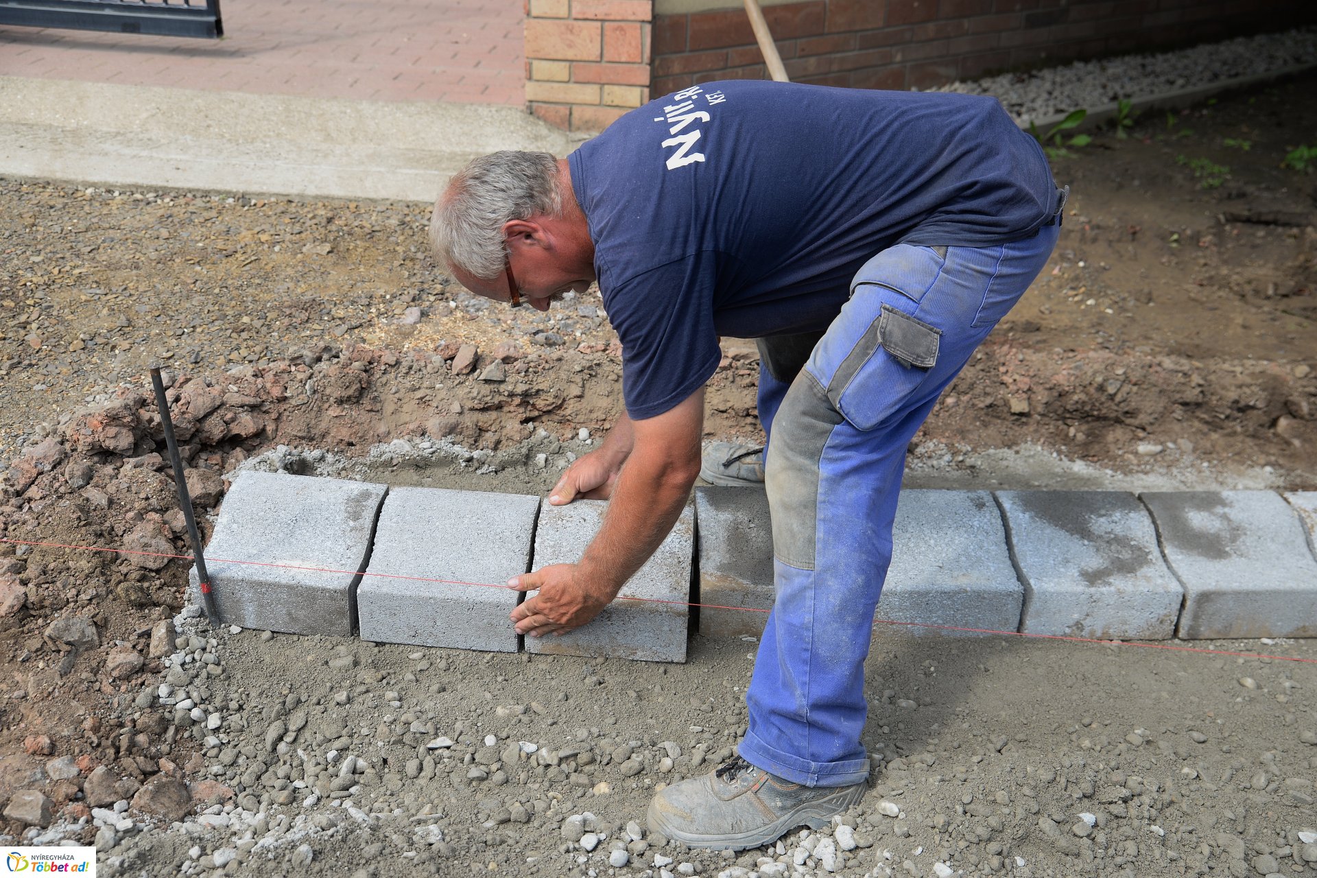 Útépítés a Borostyán utcán