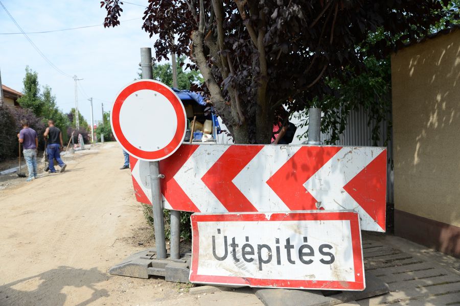 Útépítés a Borostyán utcán