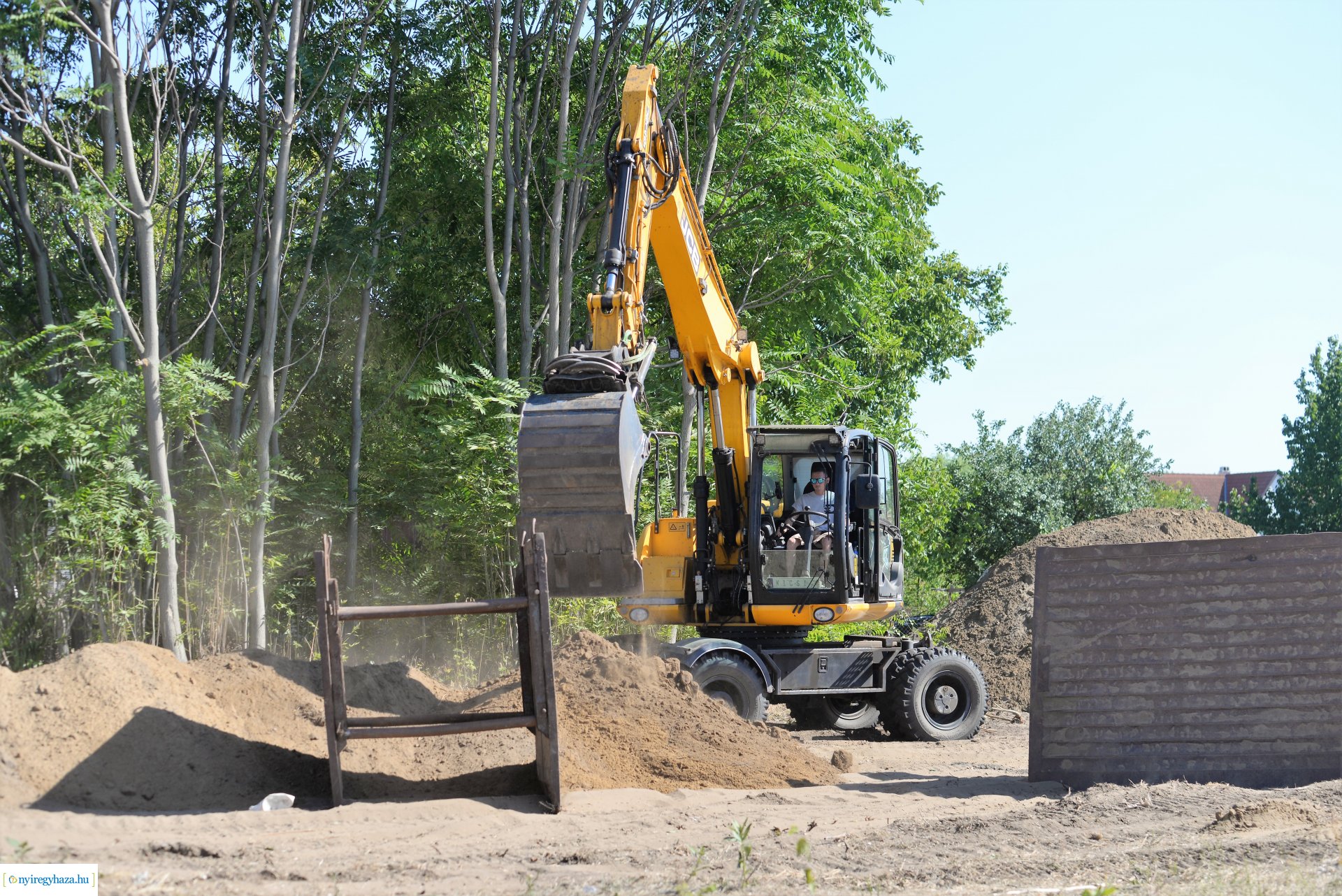 Útépítés a Kacagó utcán