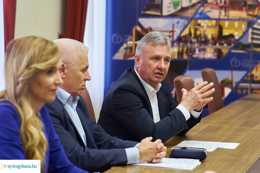 Útépítési, útfelújítási programok - sajtótájékoztató