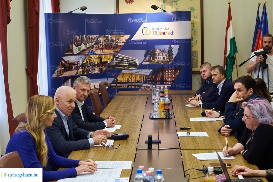 Útépítési, útfelújítási programok - sajtótájékoztató