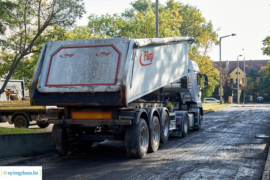 Útfelújítás a Korányi közben