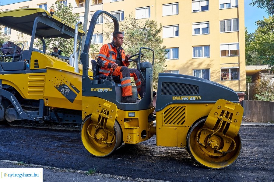 Útfelújítás a Korányi közben