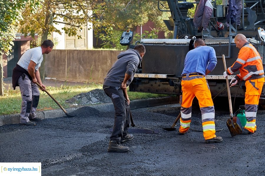 Útfelújítás a Korányi közben