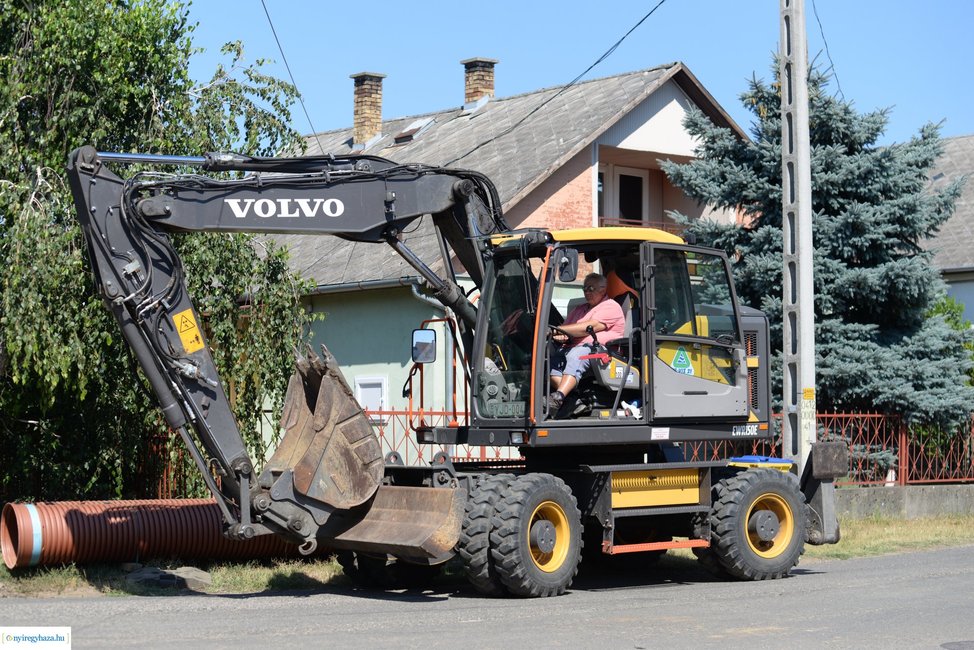 Útfelújítási munkák kezdődtek a Szélsőbokori úton