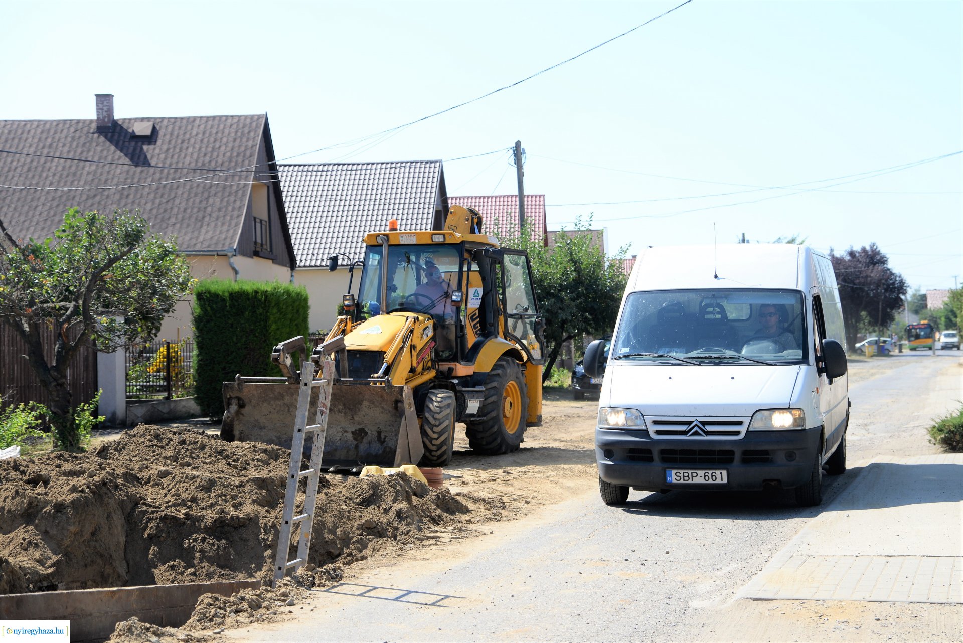 Útfelújítási munkák kezdődtek a Szélsőbokori úton