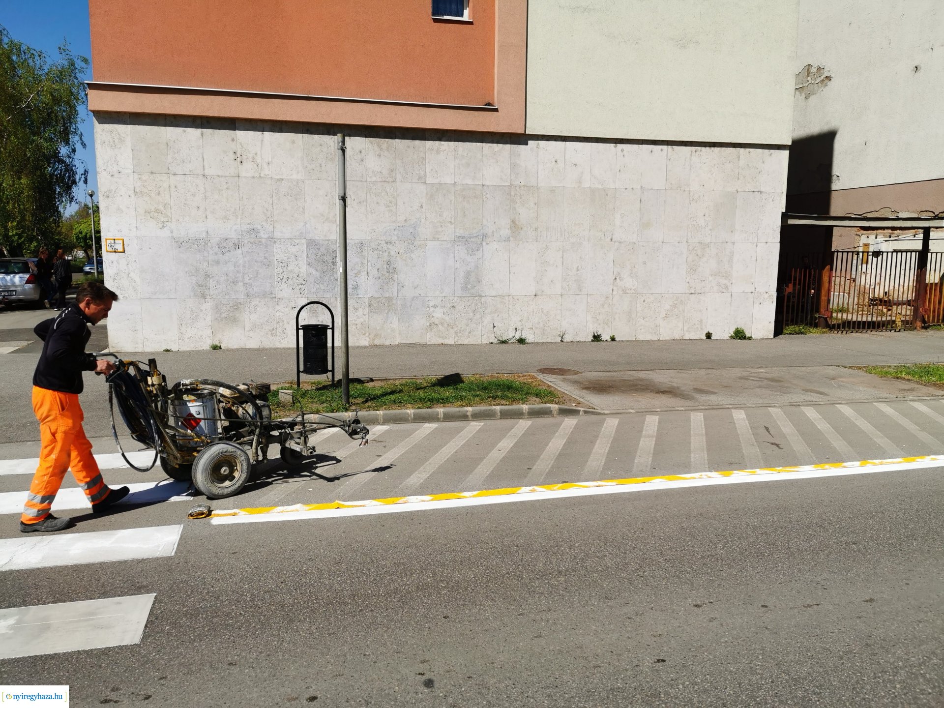 Útfestés az Arany János utcán