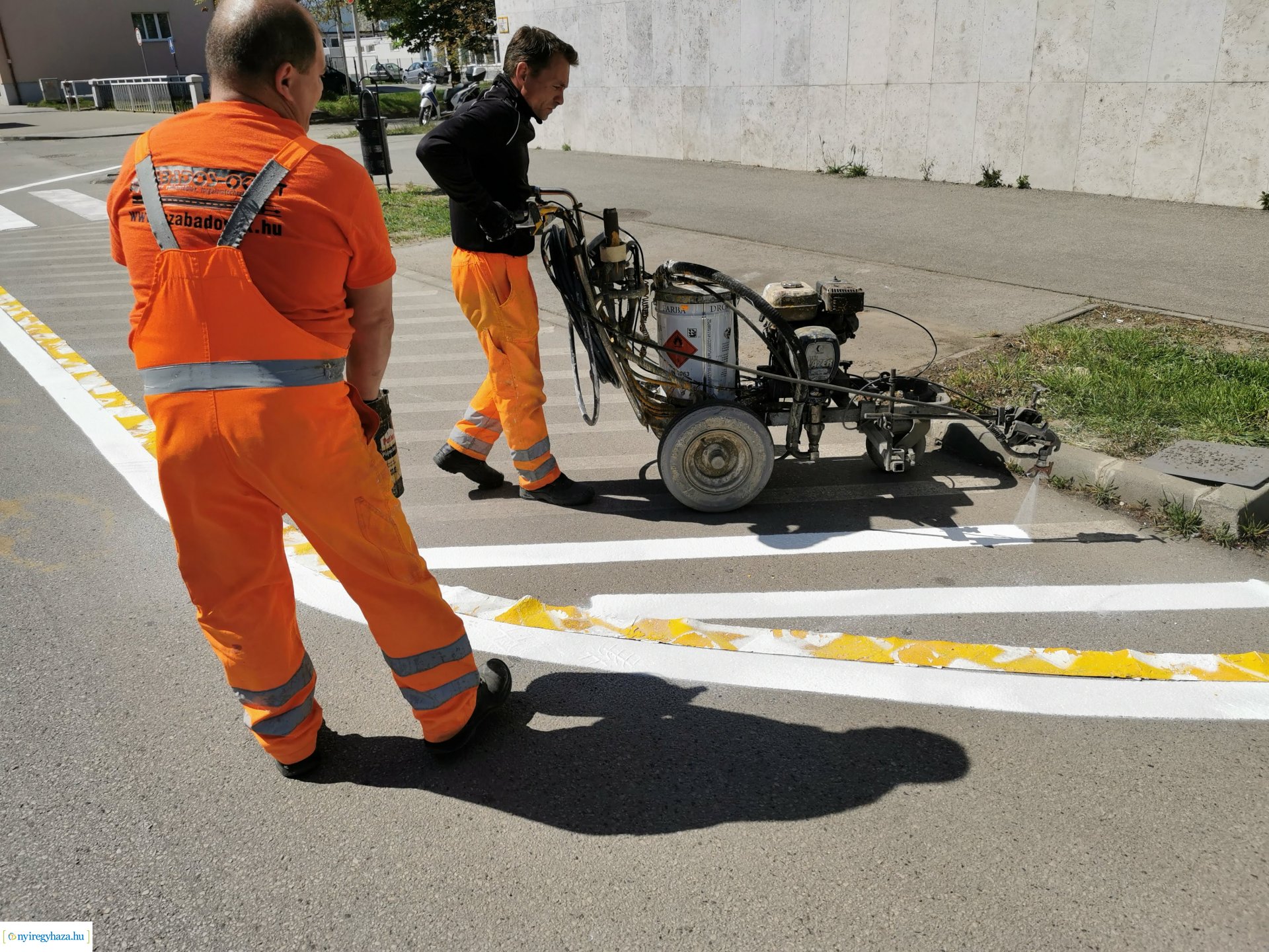 Útfestés az Arany János utcán