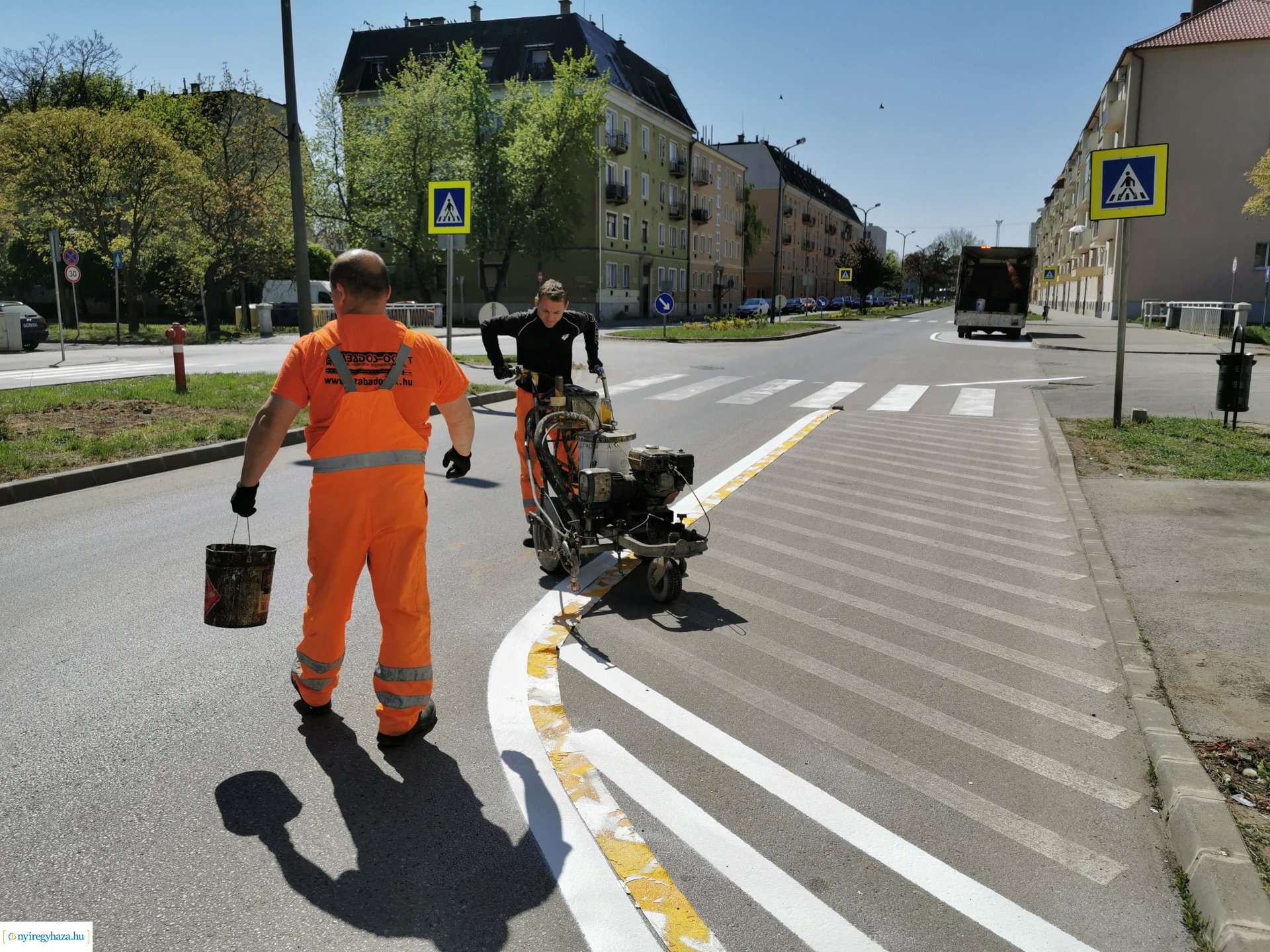 Útfestés az Arany János utcán