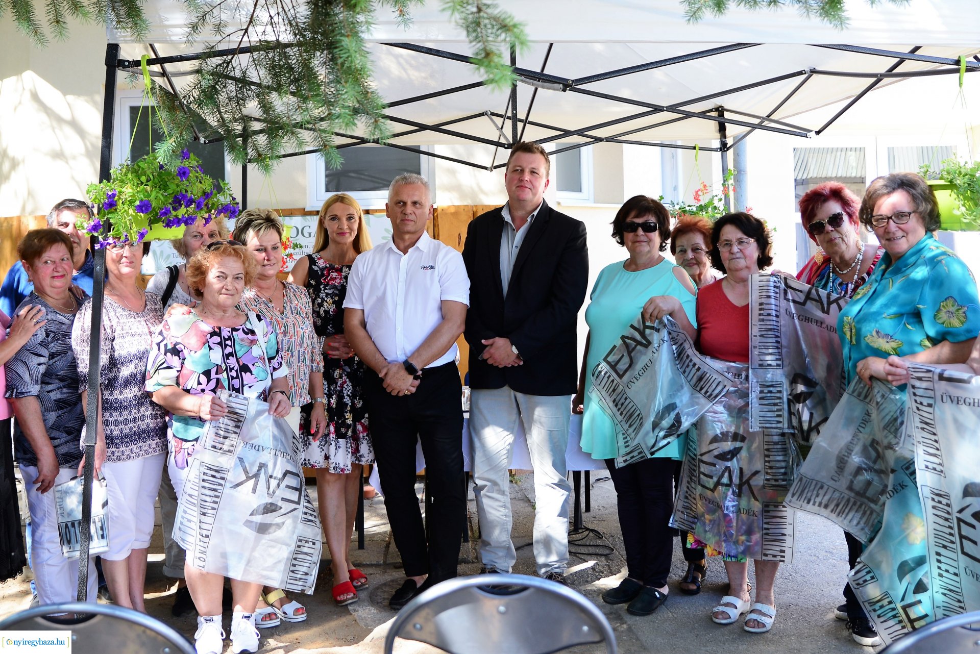 Üveghulladék gyűjtő zsákokat kapnak Sóstóhegy lakói