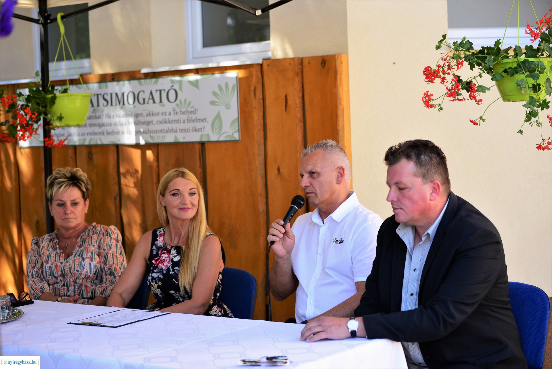 Üveghulladék gyűjtő zsákokat kapnak Sóstóhegy lakói