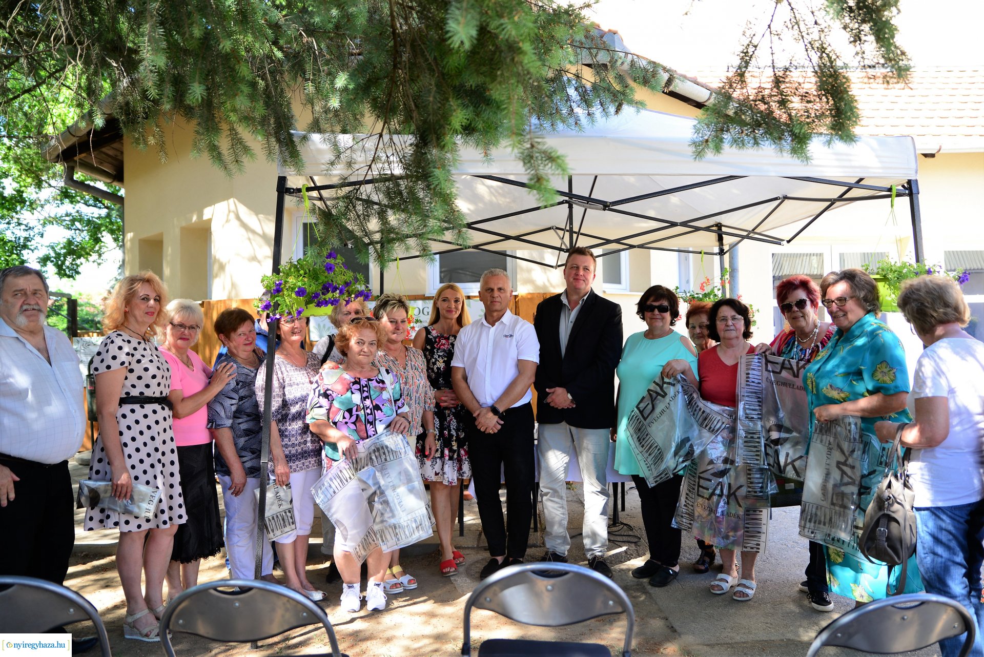 Üveghulladék gyűjtő zsákokat kapnak Sóstóhegy lakói