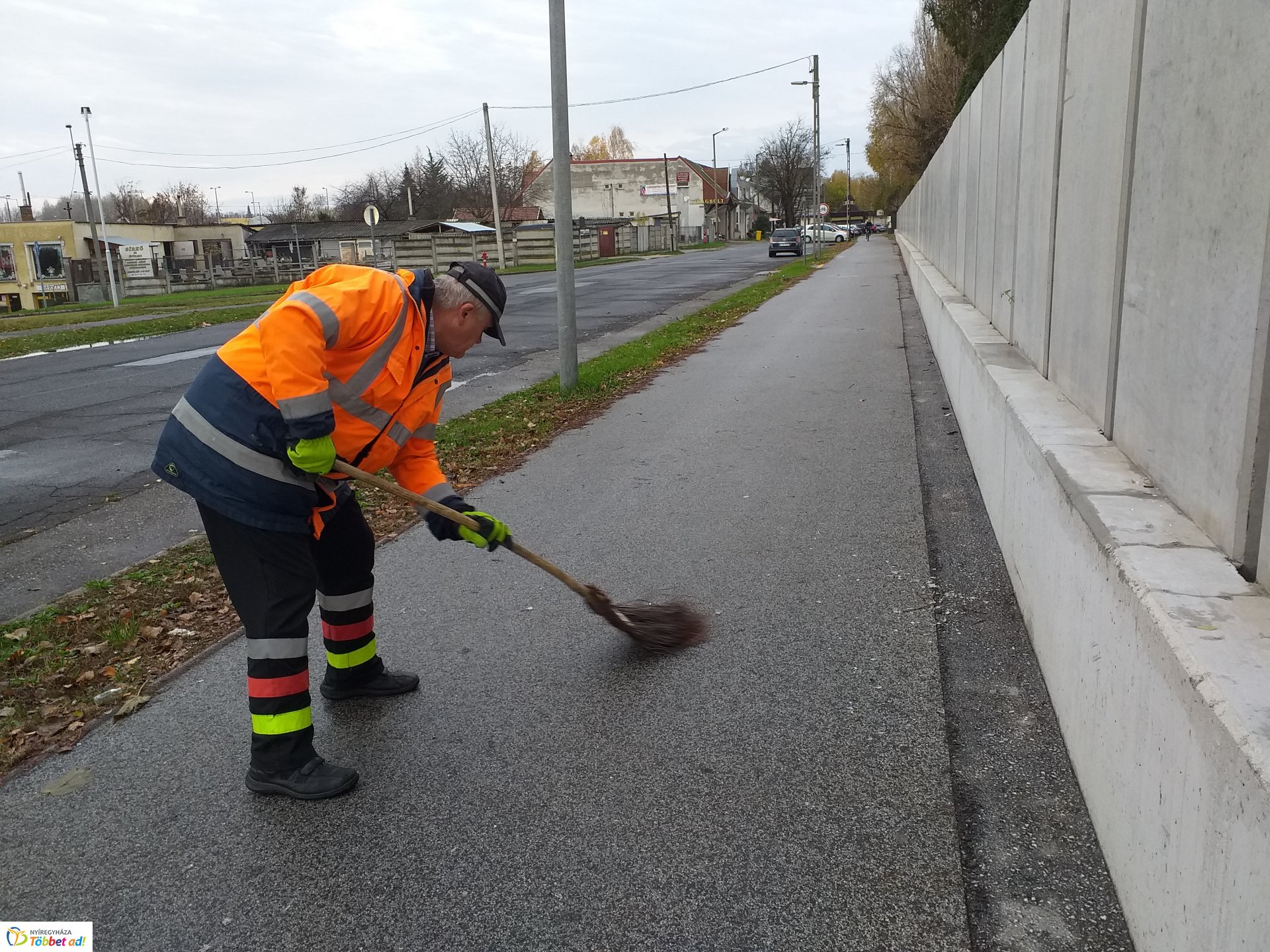 Üvegszilánkok az Északi temetőnél