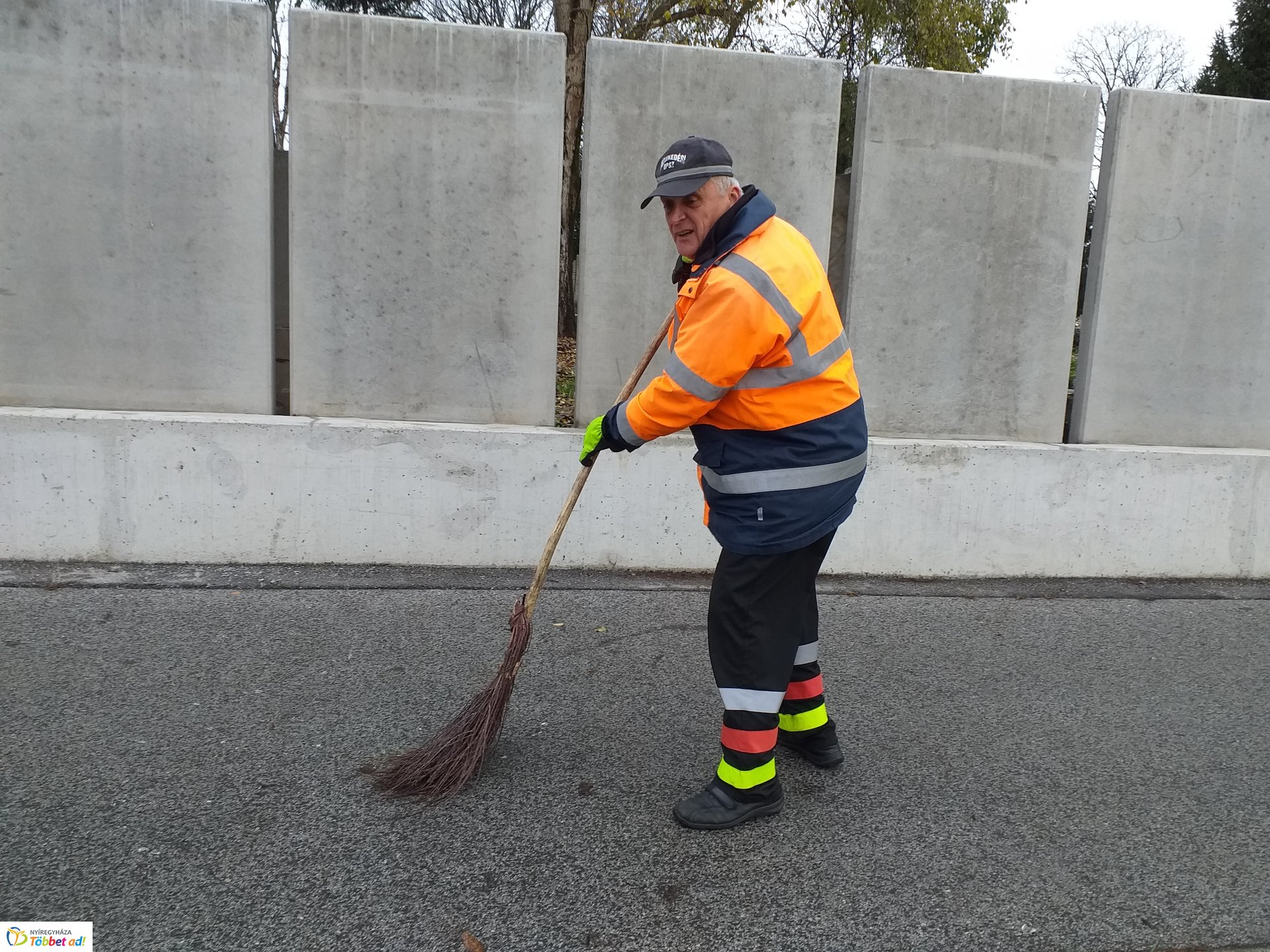 Üvegszilánkok az Északi temetőnél