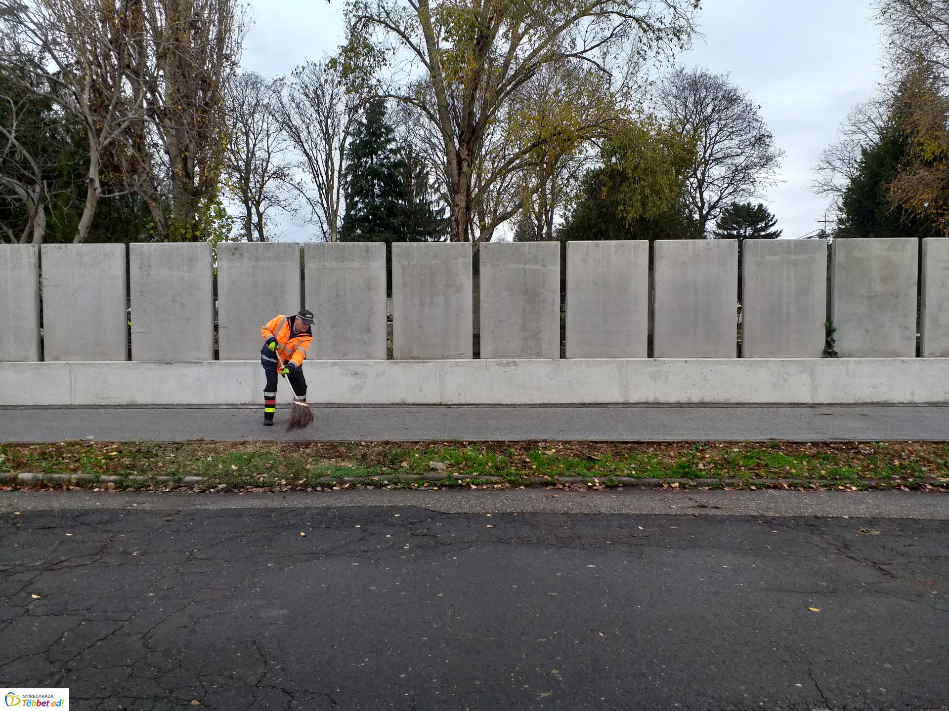 Üvegszilánkok az Északi temetőnél