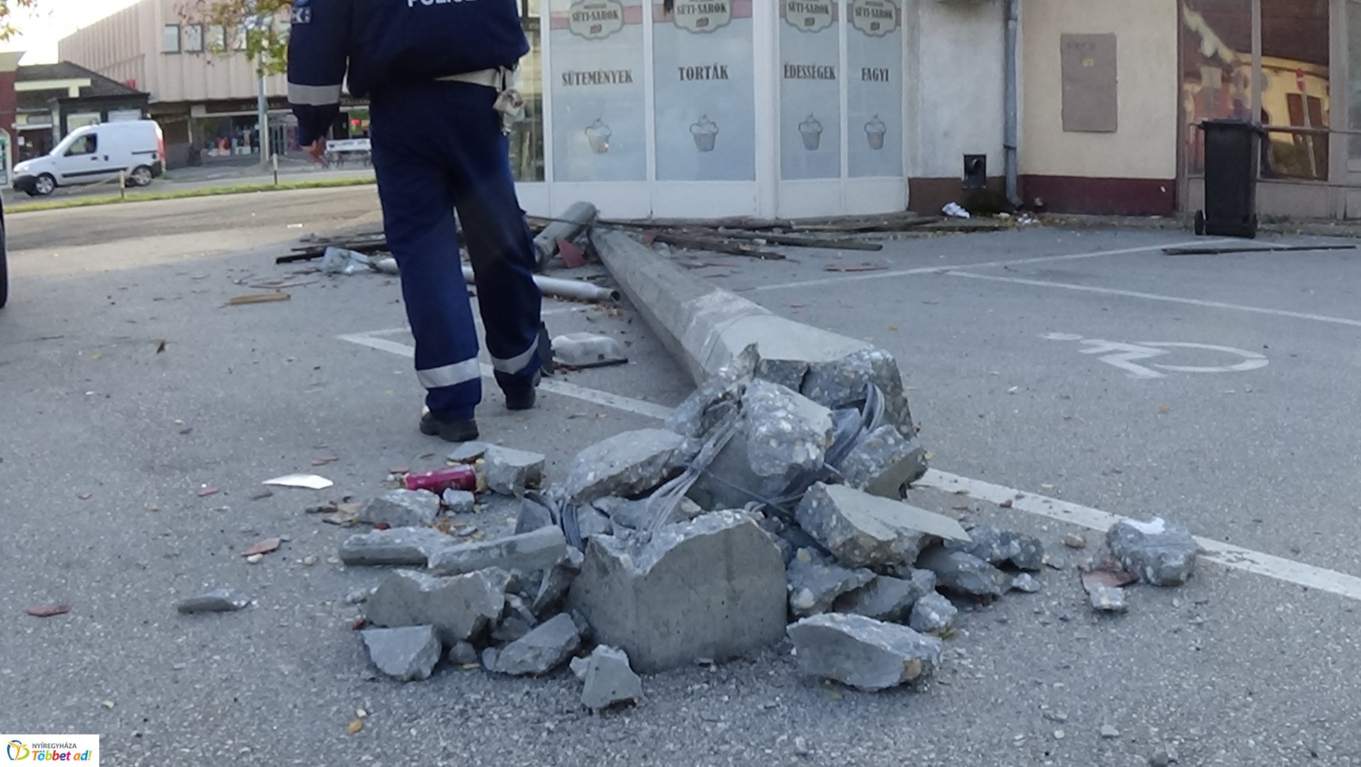 Üzlet tetejére dőlt egy villanyoszlop a Búza téren