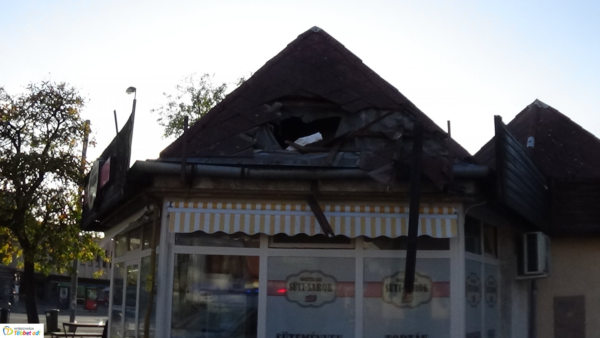 Üzlet tetejére dőlt egy villanyoszlop a Búza téren