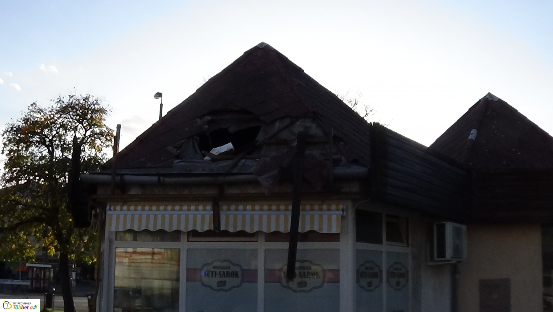 Üzlet tetejére dőlt egy villanyoszlop a Búza téren