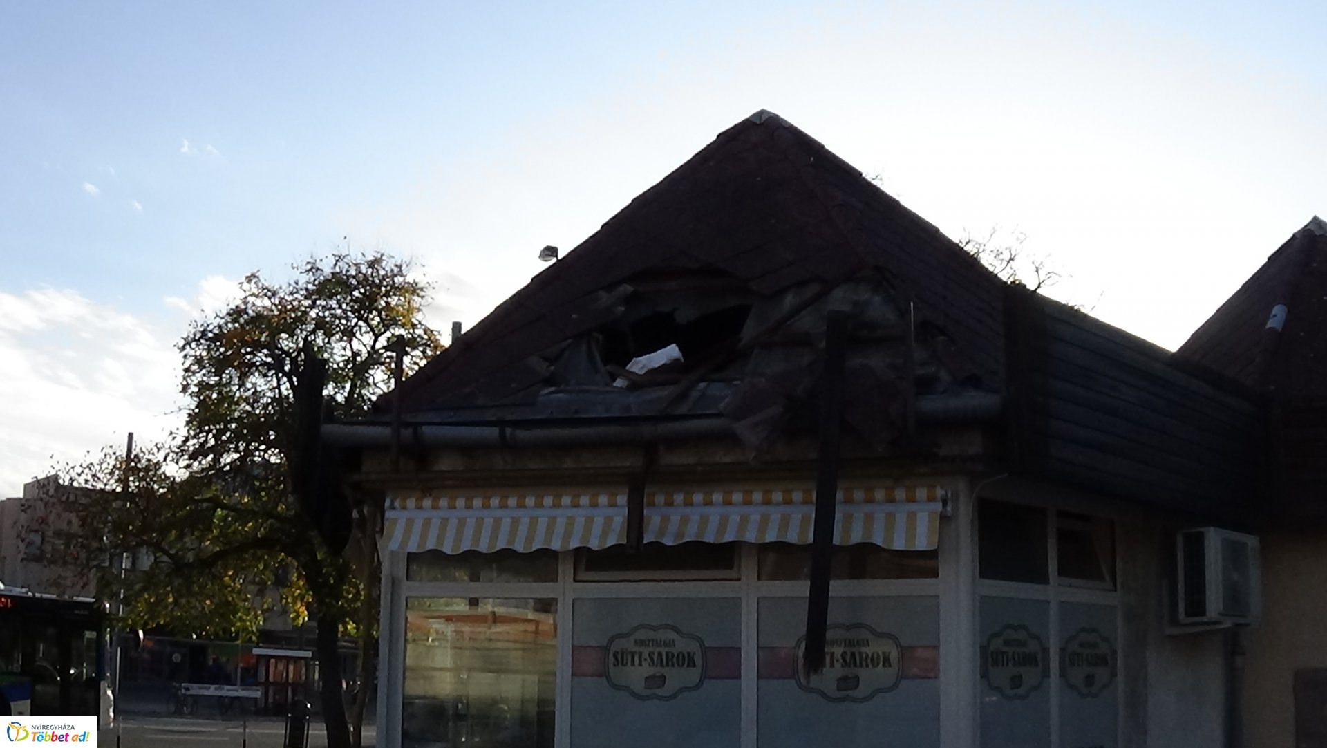 Üzlet tetejére dőlt egy villanyoszlop a Búza téren