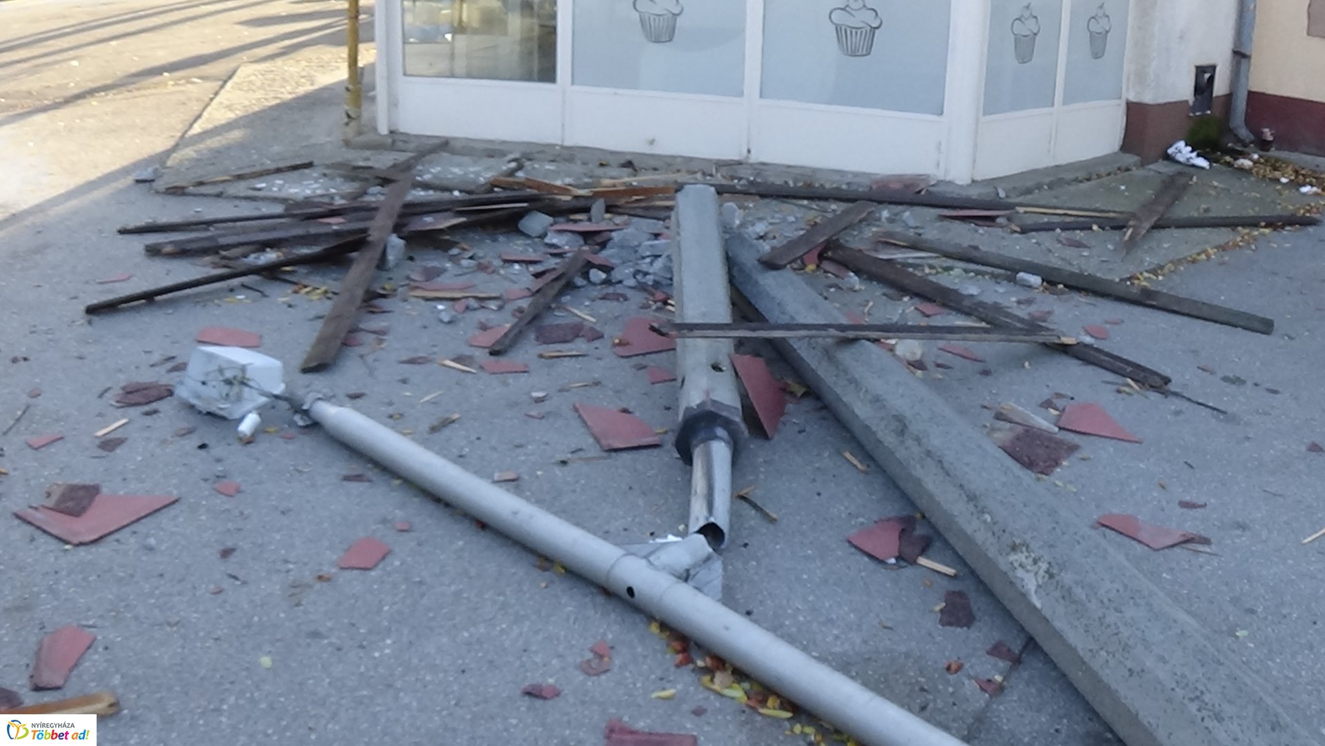 Üzlet tetejére dőlt egy villanyoszlop a Búza téren