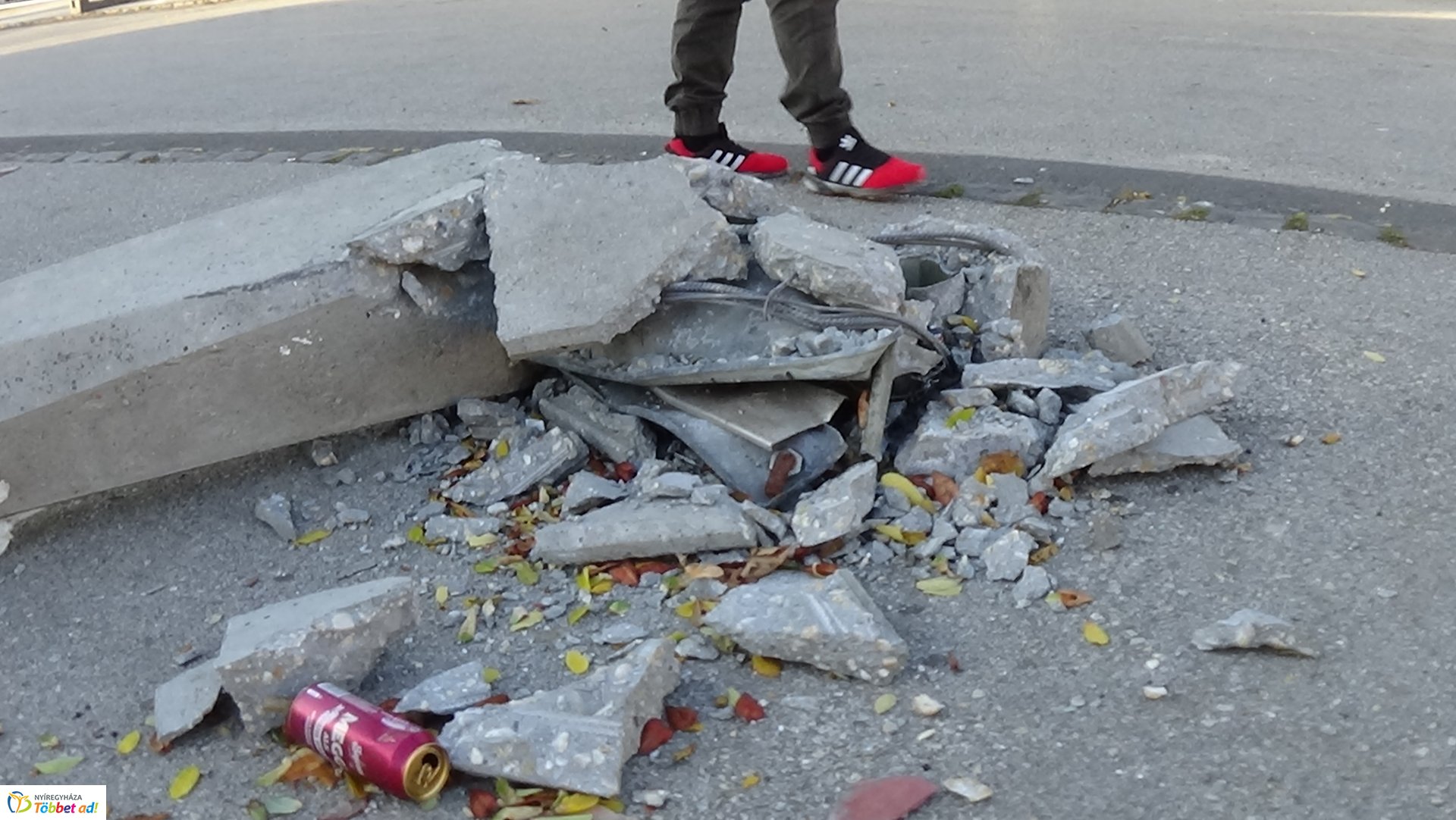 Üzlet tetejére dőlt egy villanyoszlop a Búza téren