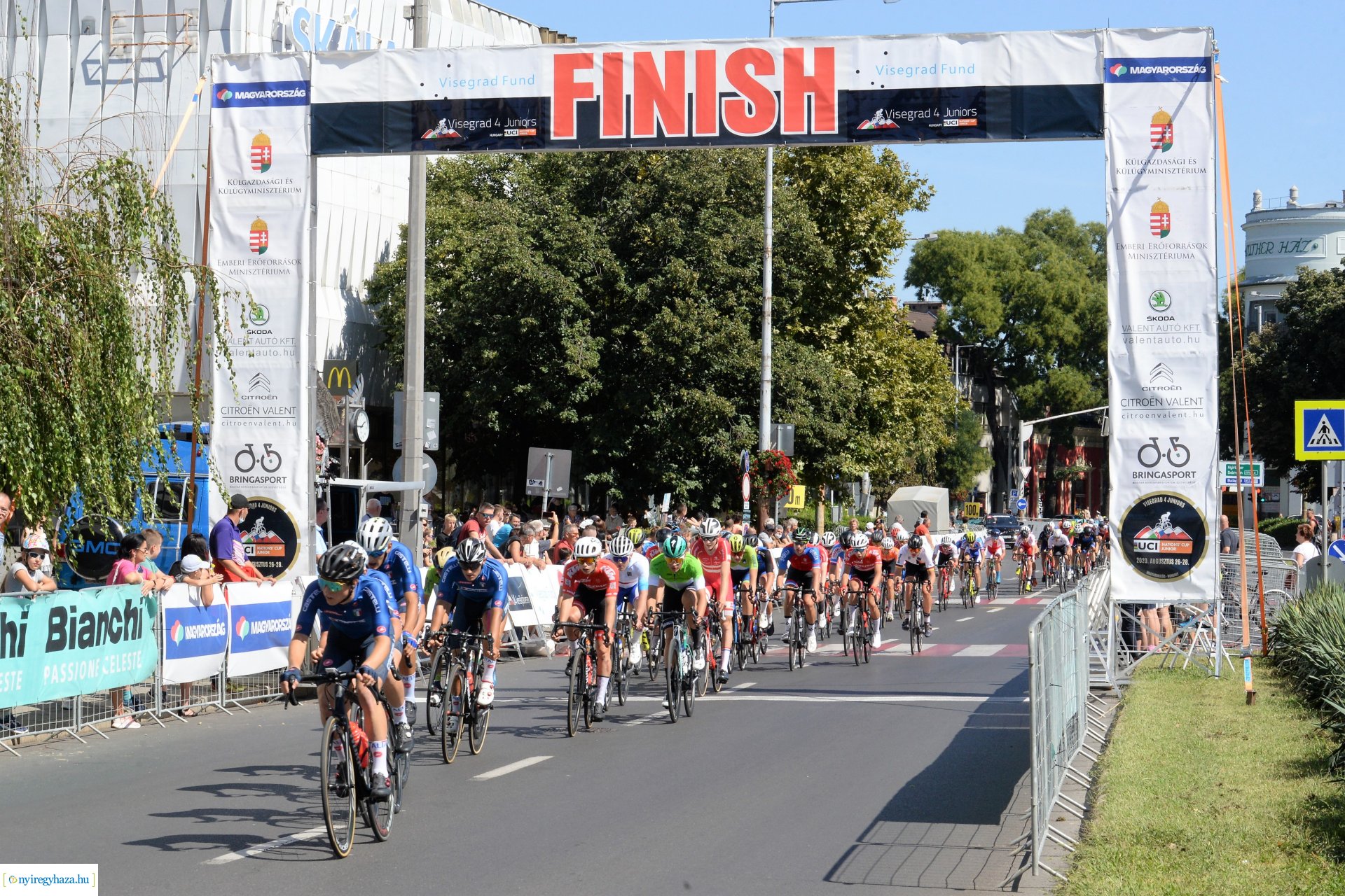 V4 Junior Világkupa  - kerékpárosok a belvárosban