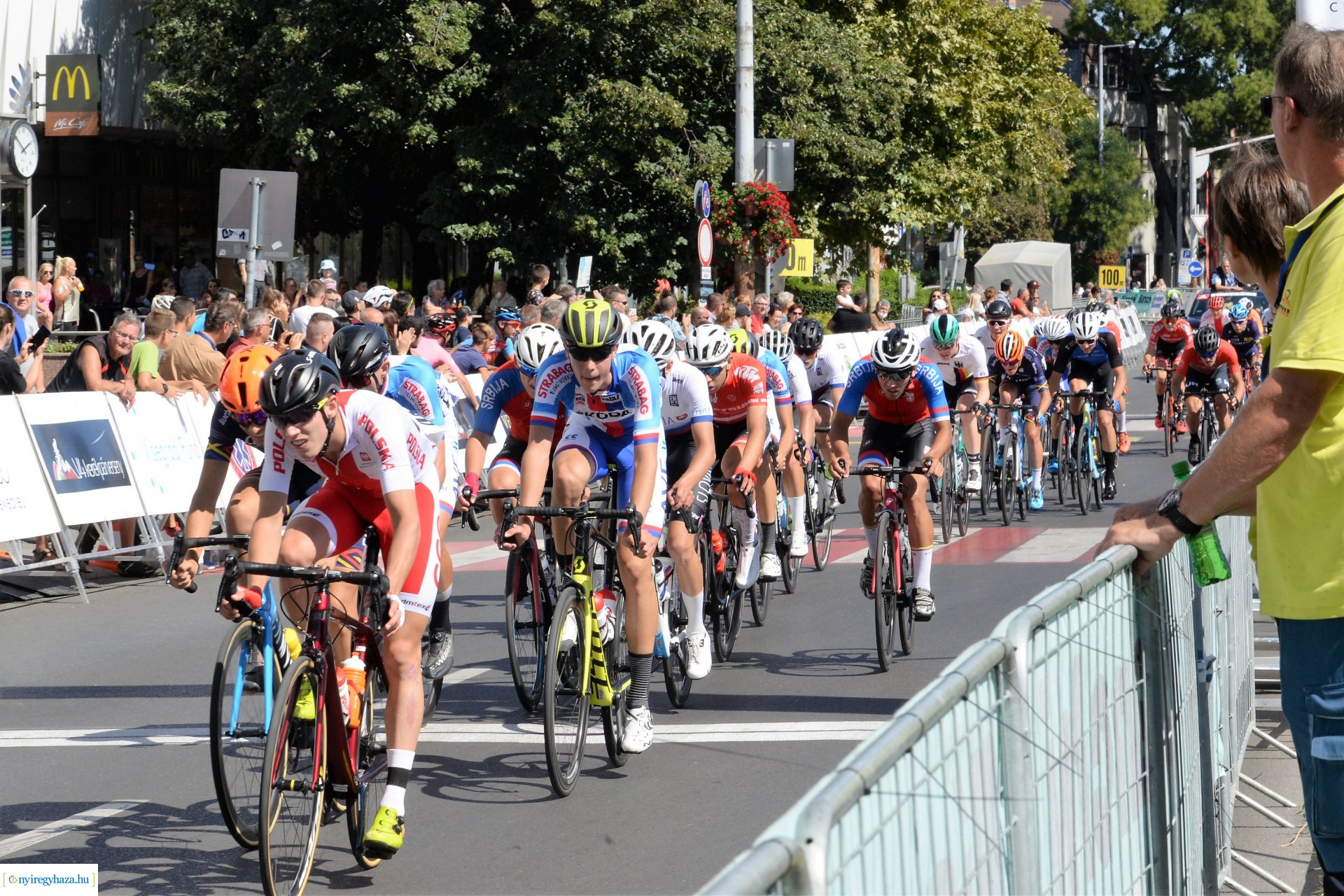 V4 Junior Világkupa  - kerékpárosok a belvárosban