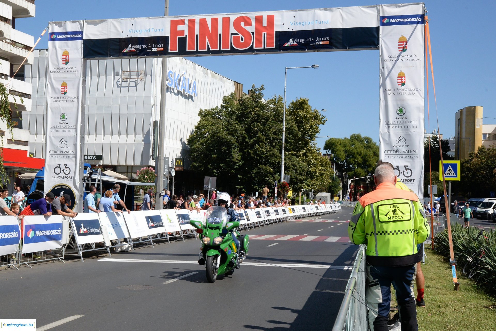 V4 Junior Világkupa  - kerékpárosok a belvárosban