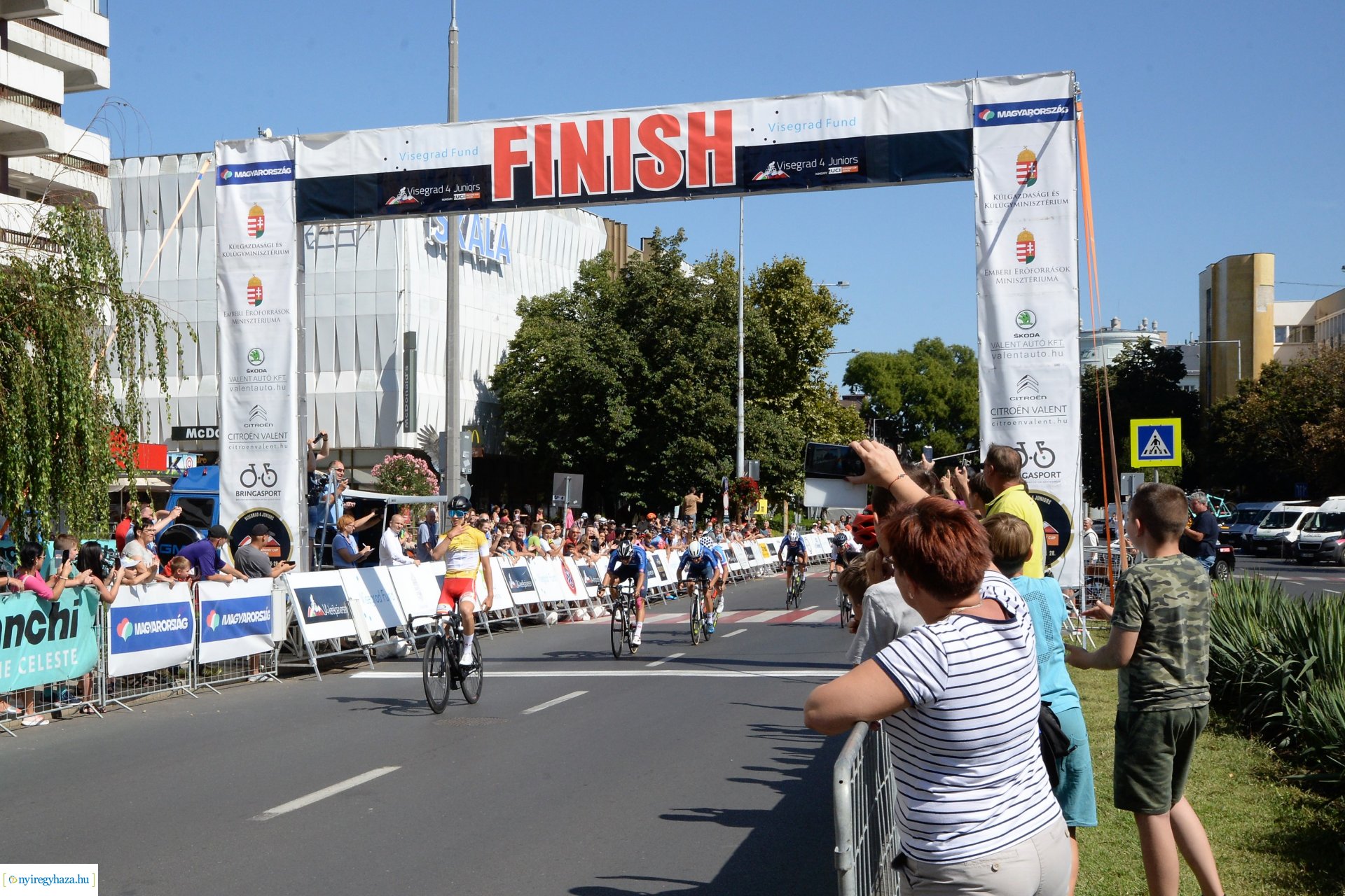 V4 Junior Világkupa  - kerékpárosok a belvárosban