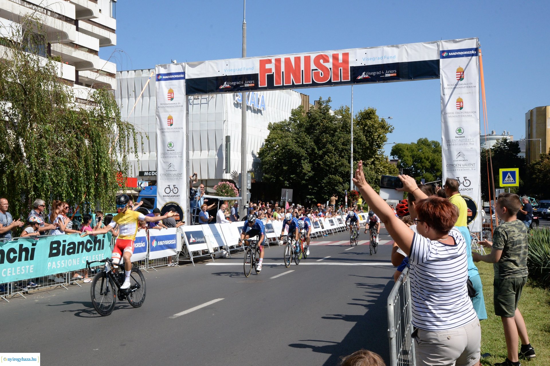 V4 Junior Világkupa  - kerékpárosok a belvárosban